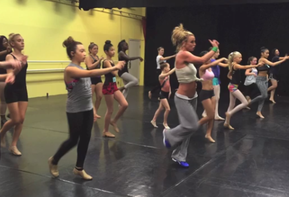 Britney Spears: lezione di ballo ad un gruppo di ragazzine