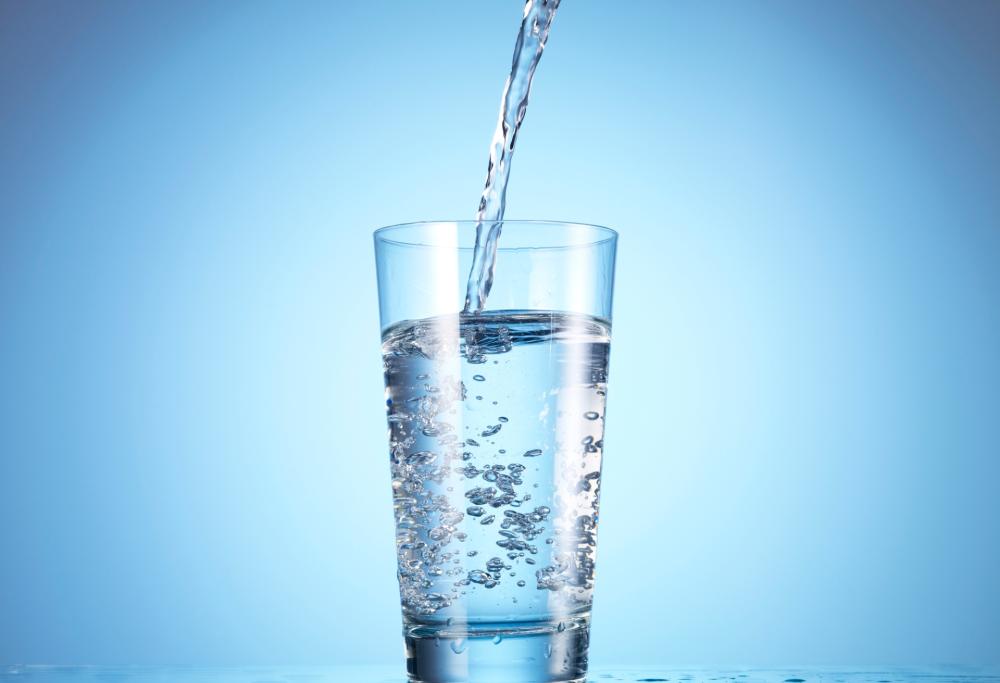 Lo studio che rivoluziona l'idea della quantità di acqua necessaria ogni giorno