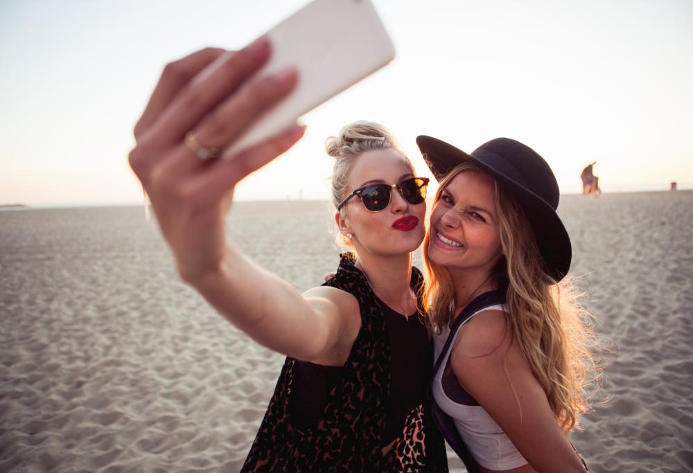 Fare selfie ci rende felici... parola di scienza!
