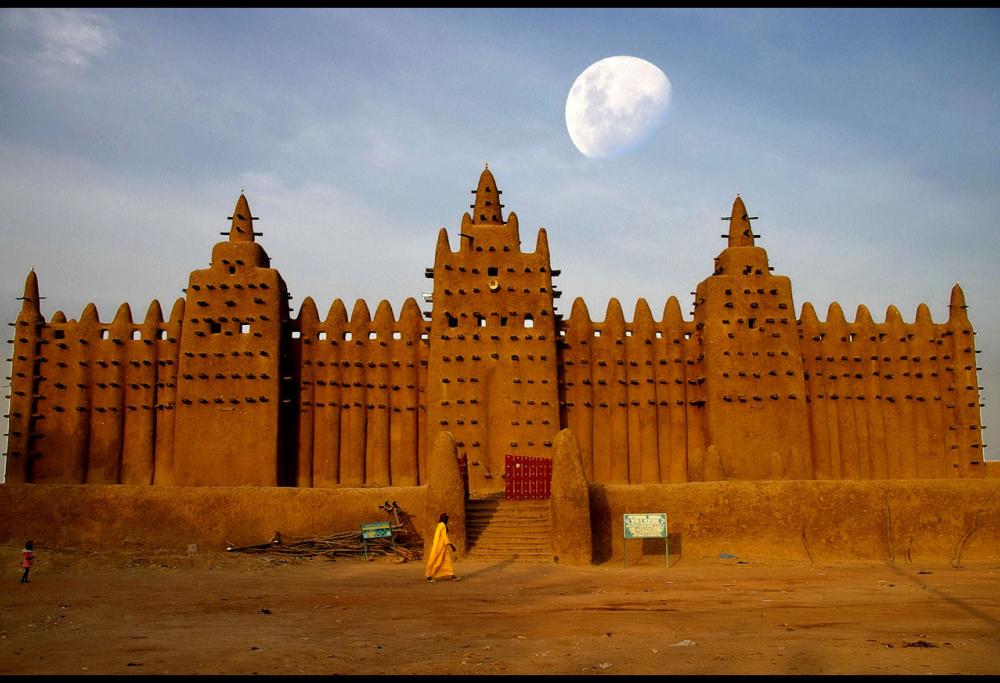 Ha una storia di secoli, ma è di fango: è la Moschea di Djenné