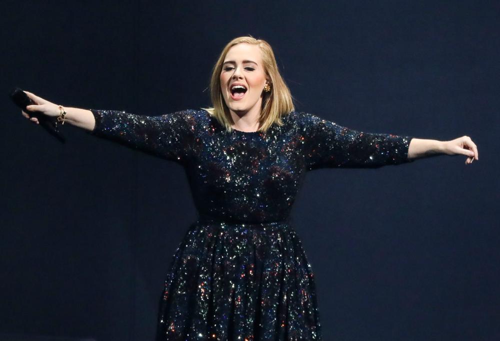 Adele supporta Hillary Clinton: "Non votate per Donald Trump"