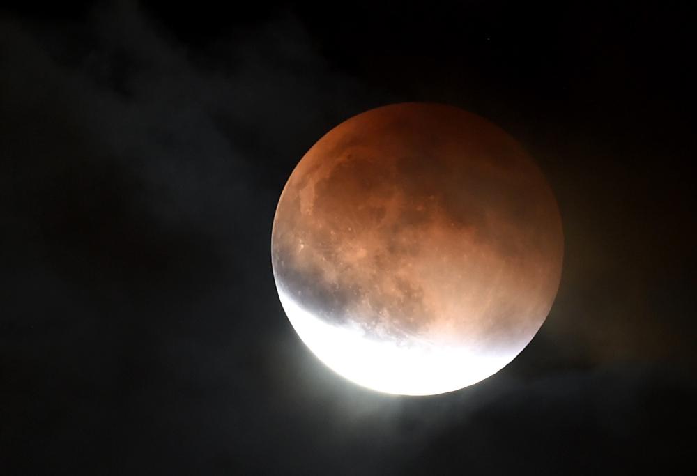 Eclissi lunare totale con Luna Super e rossa, tutto il 21 gennaio