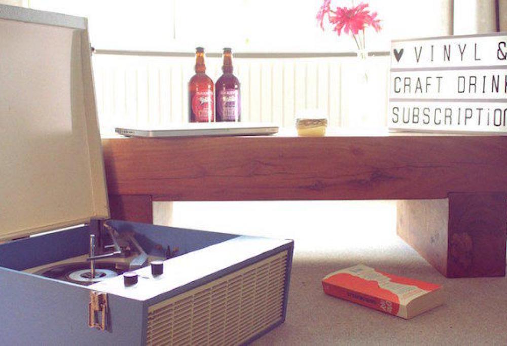 Una birra e un vinile al mese, a domicilio? Ecco l'idea geniale!