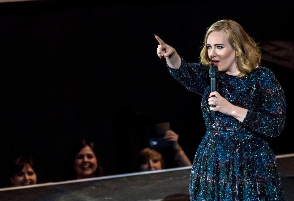 Adele: invasione di un pipistrello al suo concerto in Messico