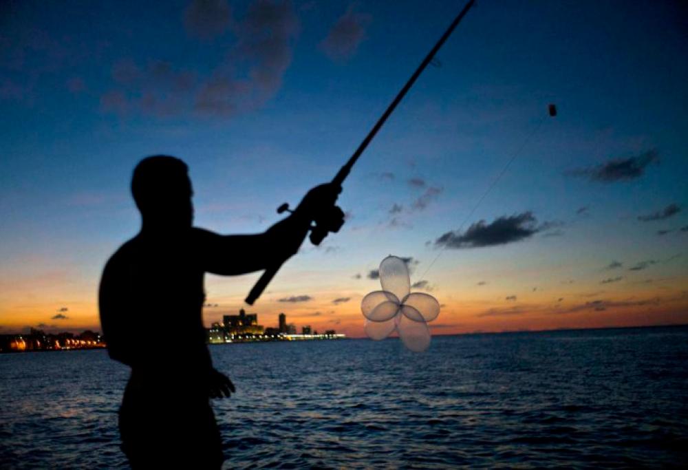 A Cuba i pescatori usano i preservativi per pescare