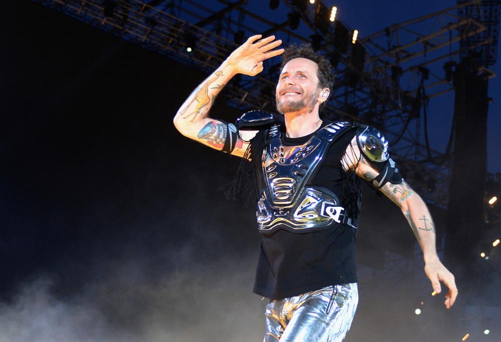 Jovanotti fa visita agli sfollati del terremoto