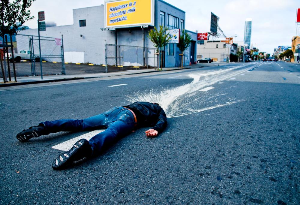 Sdraiati in mezzo alla strada per gioco: l'ultima follia passa dai social