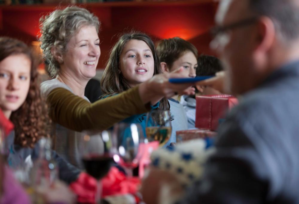 Le vacanze di Natale si passano in famiglia, colpa della crisi