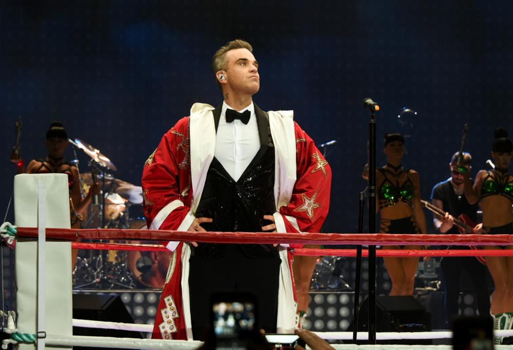 Robbie Williams e le mani disinfettate: arriva un nuovo video
