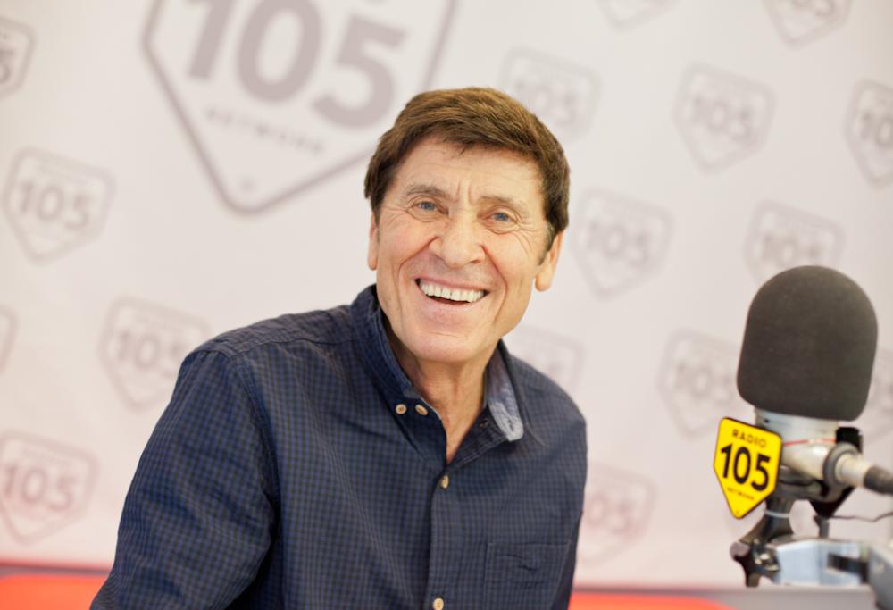 Gianni Morandi cade in giardino: tre costole fratturate