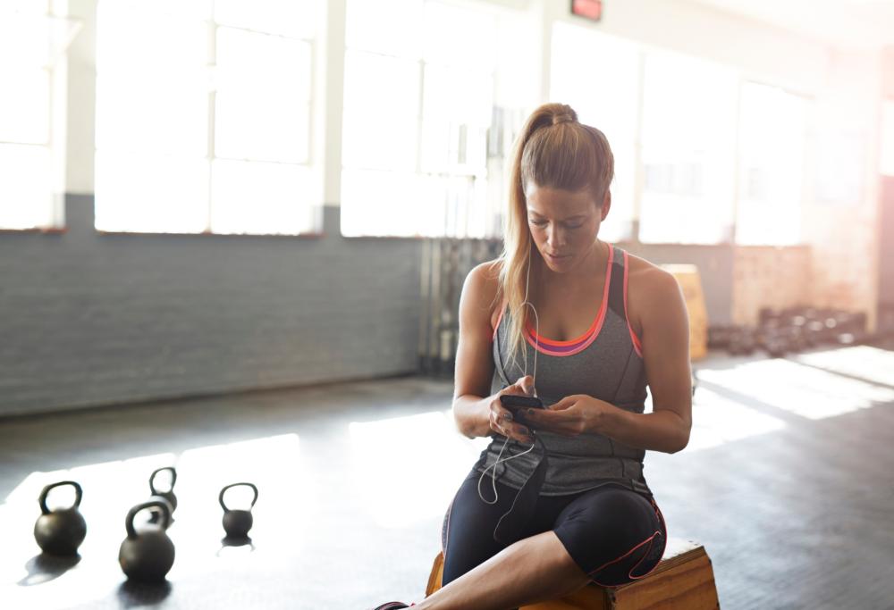 Usate lo smartphone in palestra? Compromette risultati e postura!