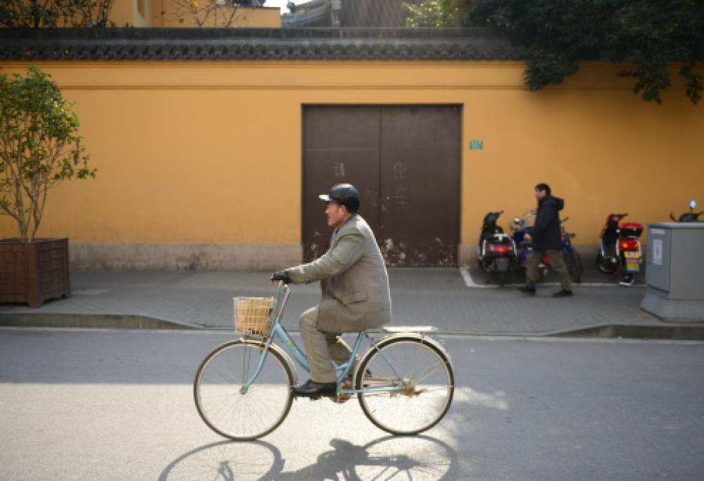 Cina, lontano 1700 km da casa tenta di tornare in bici. Ma nella direzione sbagliata!