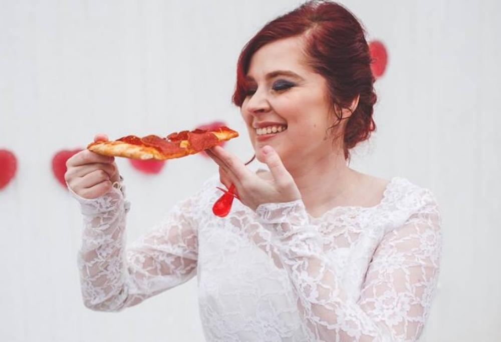 Ragazza sposa una pizza, le sue foto diventano virali