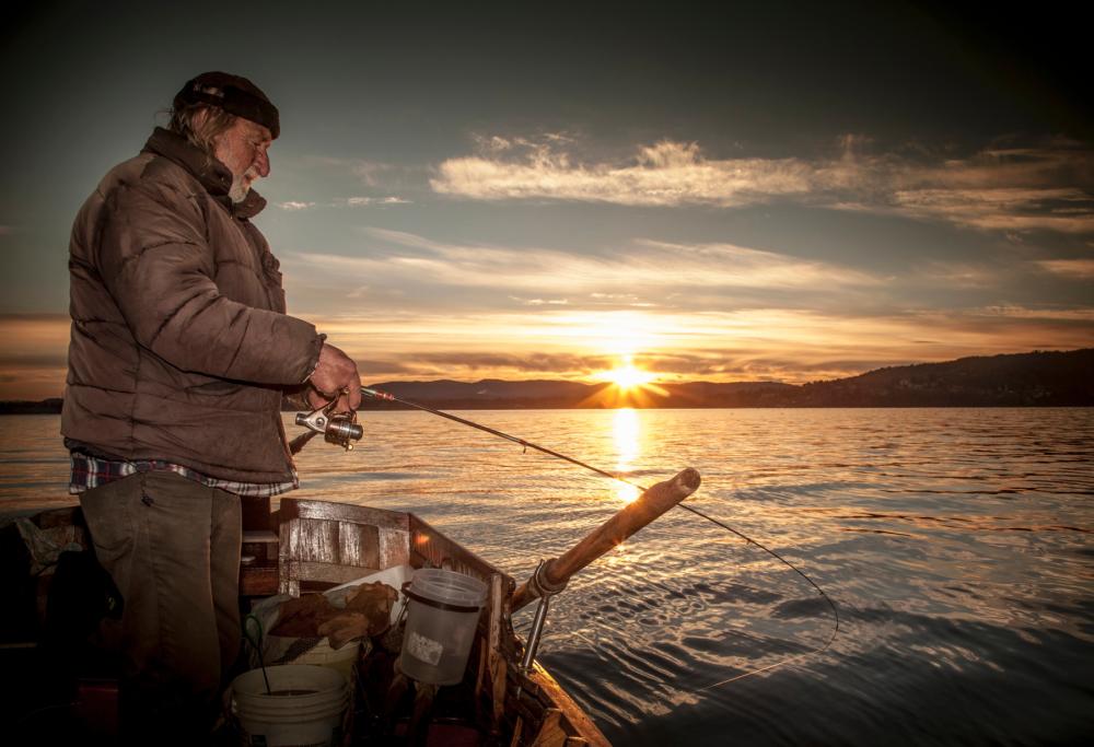 Pensionato 75enne cerca compagno di pesca, l'annuncio è subito virale