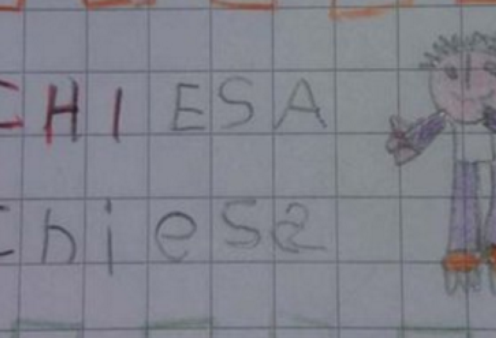 "Disegna una chiesa" e il bambino ritrae il calciatore della Fiorentina
