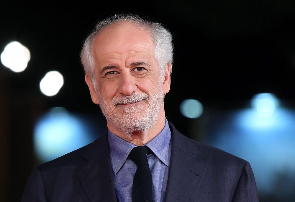 Toni Servillo rimprovera uno spettatore intento con lo smartphone, il pubblico applaude