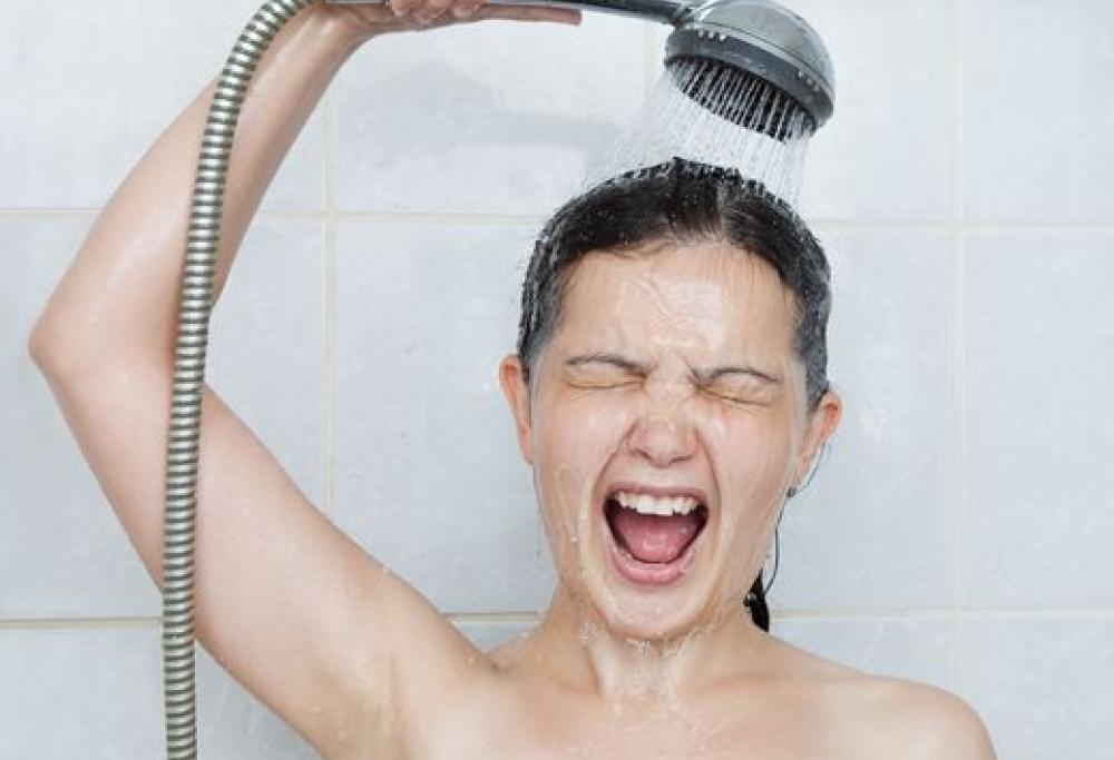 Problemi con la sveglia? La soluzione in 90 secondi, basta una doccia rigenerante, fredda!