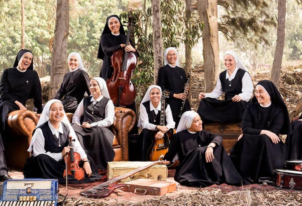 Suore e musica rock: le "Siervas" diventano un fenomeno del web