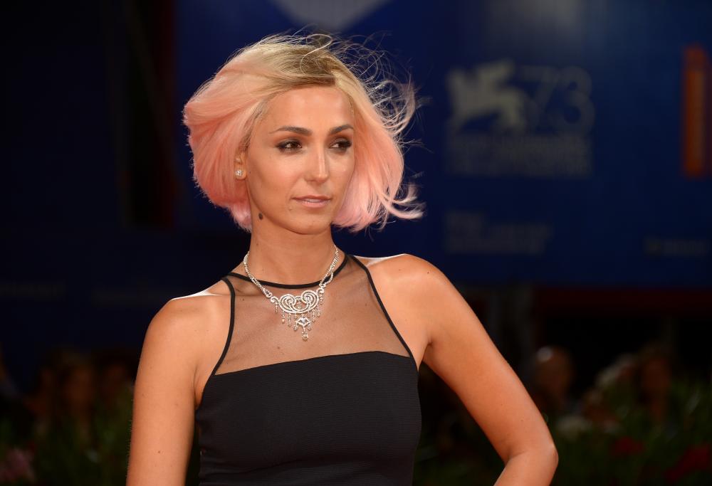 Altra gaffe per Caterina Balivo, questa volta su Ricky Martin: «Bono ma fro**o».