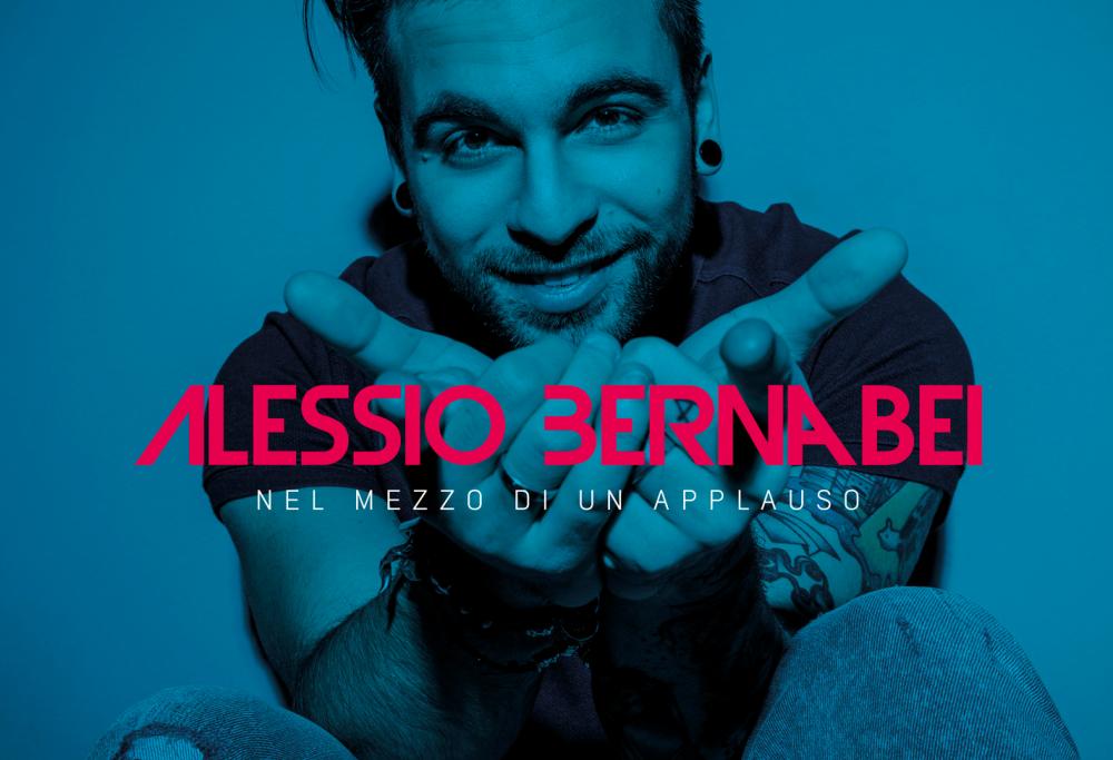 ALESSIO BERNABEINel mezzo di un applauso