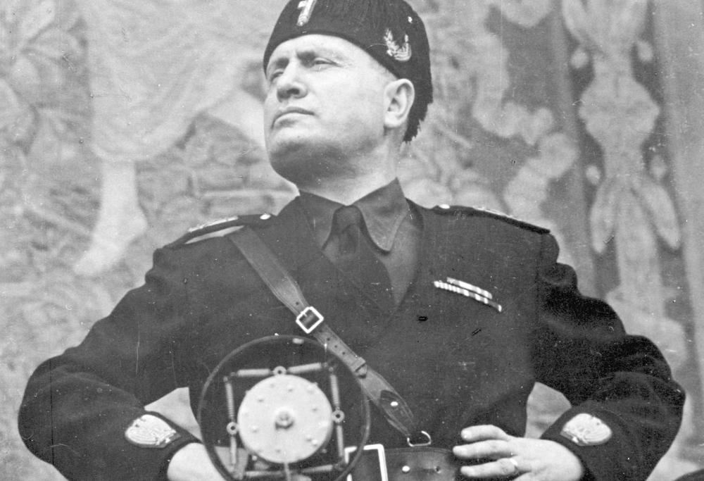 La preside invita gli alunni al “ballo fascista”. I genitori si oppongono