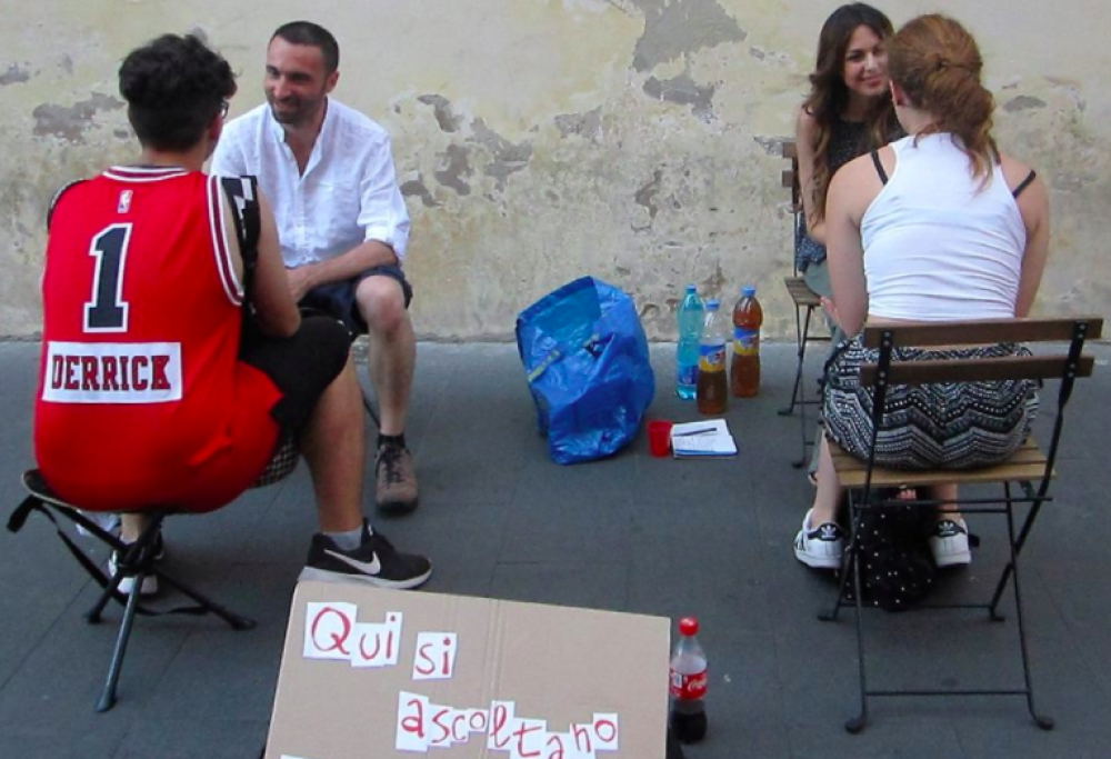 “Ascolto storie d’amore gratis”, il progetto che gira l’Italia in cerca di cuori infranti