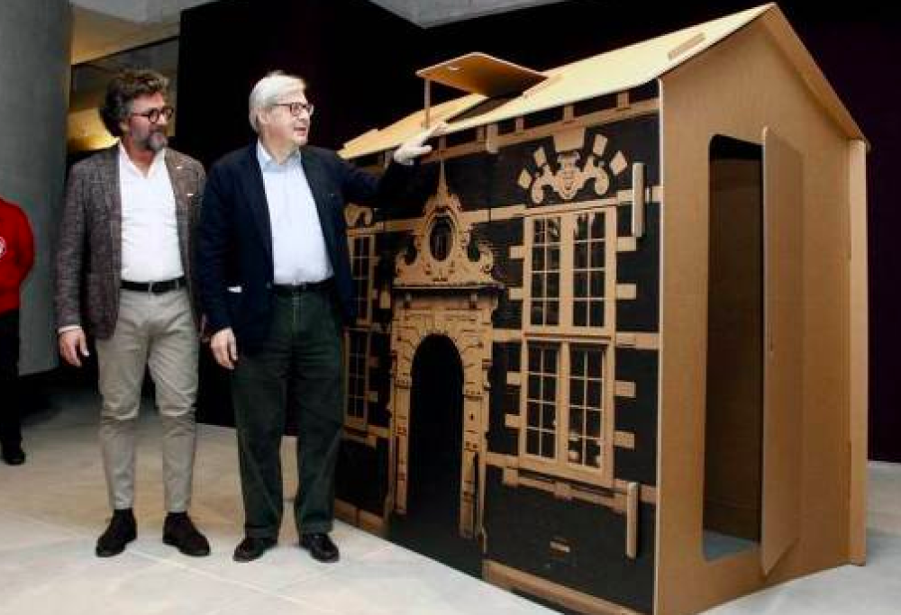 Milano, Vittorio Sgarbi aiuta i senzatetto e distribuisce 10 casette di cartone