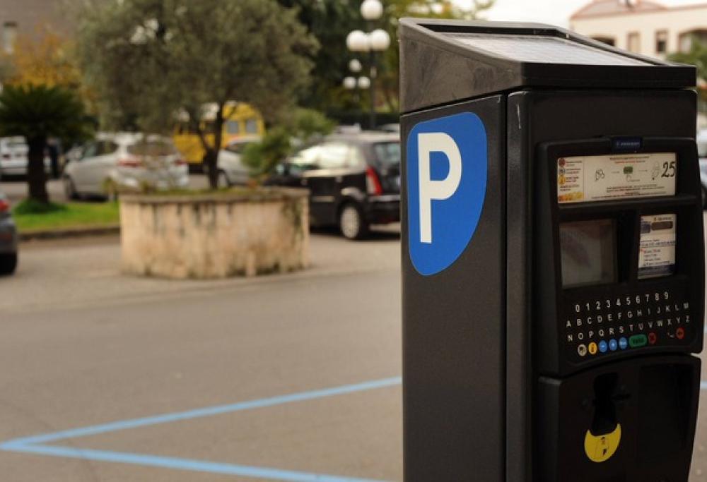 Parcheggi a pagamento: sentenza proibisce l’aumento di strisce blu e annulla le multe