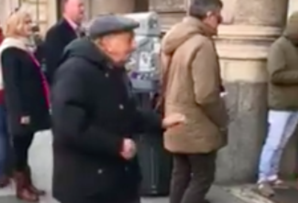 L'arzillo vecchietto balla a ritmo di jazz e conquista il web