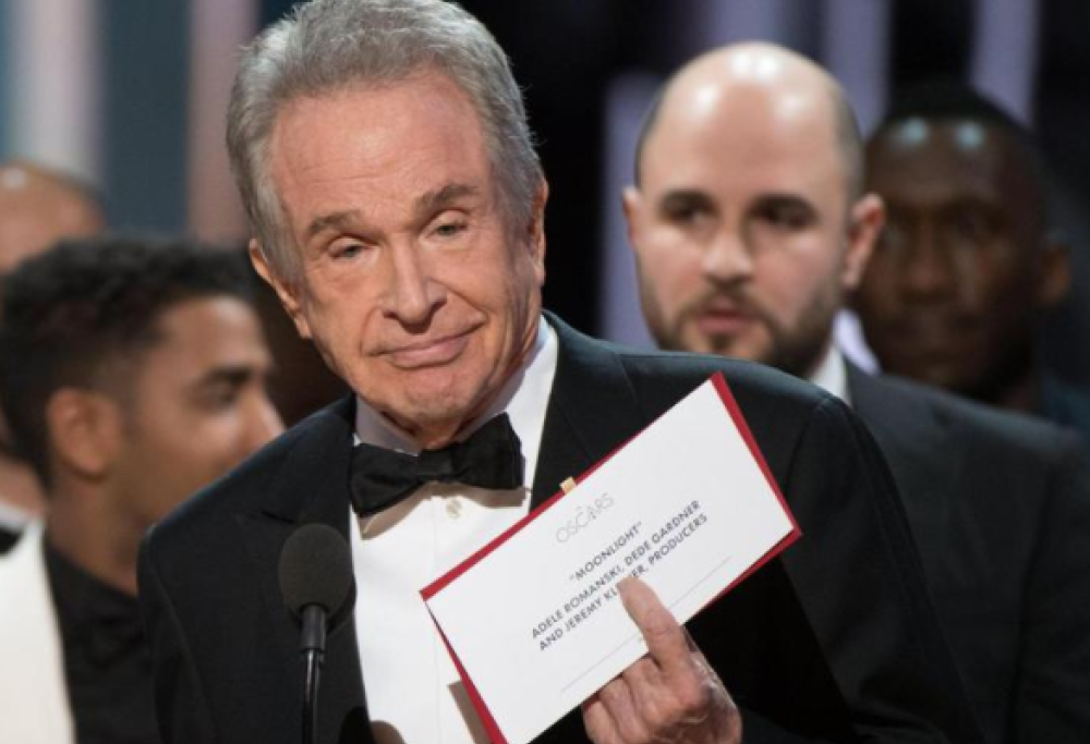 Oscar 2017 con gaffe: il miglior film è La La Land. No, anzi è Moonlight!