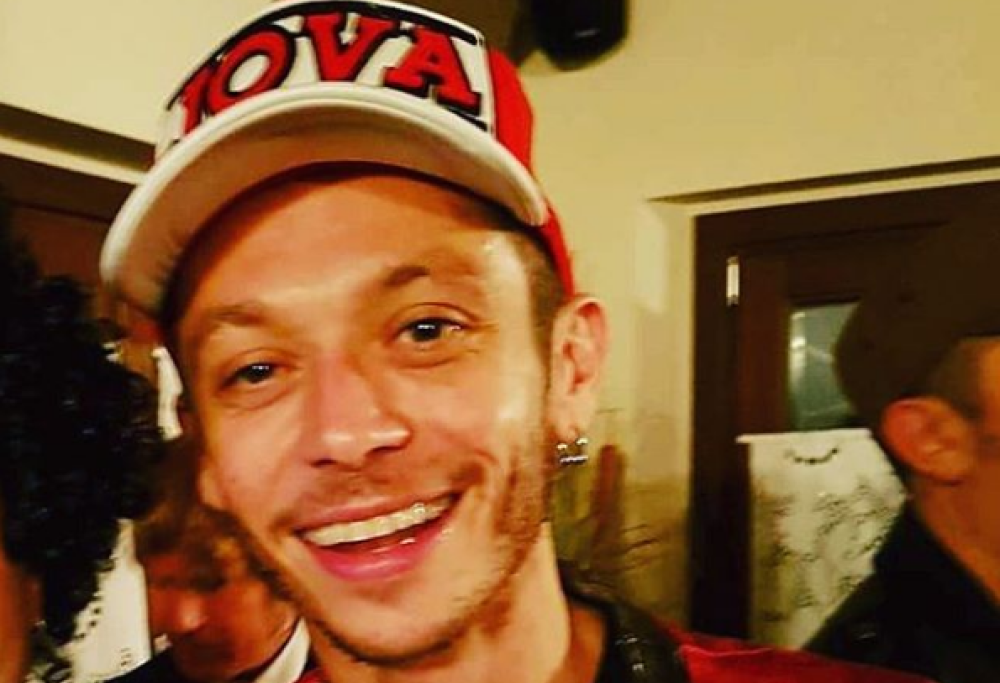 Valentino Rossi si traveste da Jovanotti per Carnevale