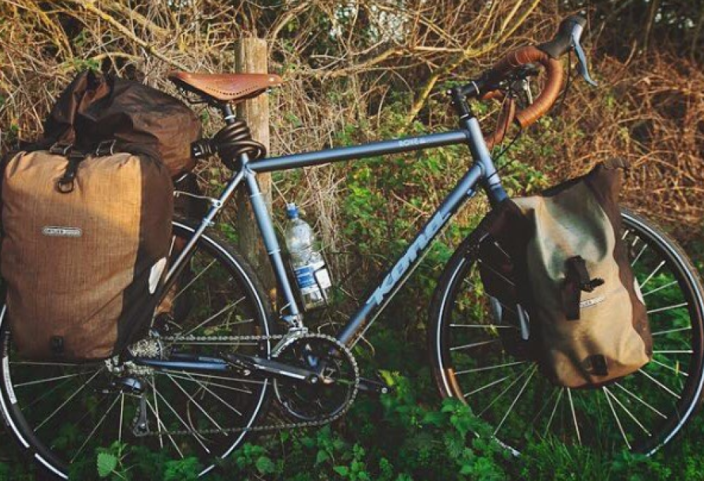 Gira il mondo per 4 anni con la bici. Ma a pochi km da casa gli rubano tutto