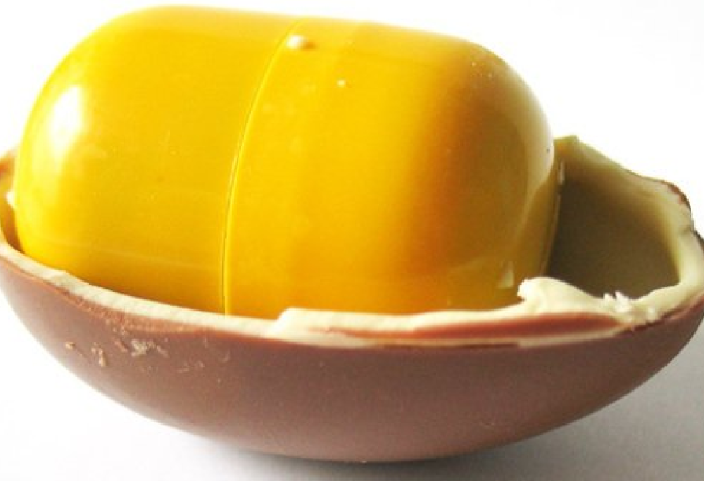 Ecco perché il contenitore della sorpresa dell'ovetto Kinder è giallo