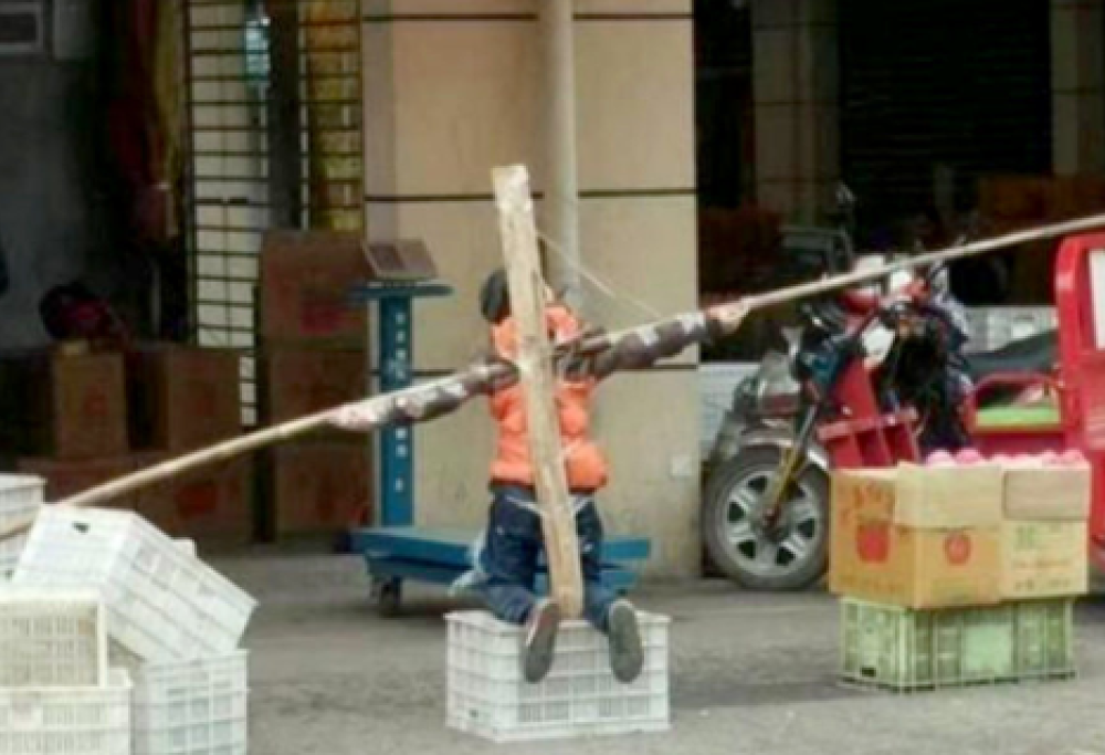 Cina, bambino “crocifisso” dal papà in strada