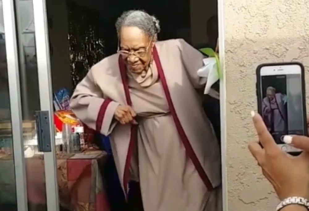 Festeggia il suo centesimo compleanno ballando, ecco la performance della nonnina sulle note di Bruno Mars