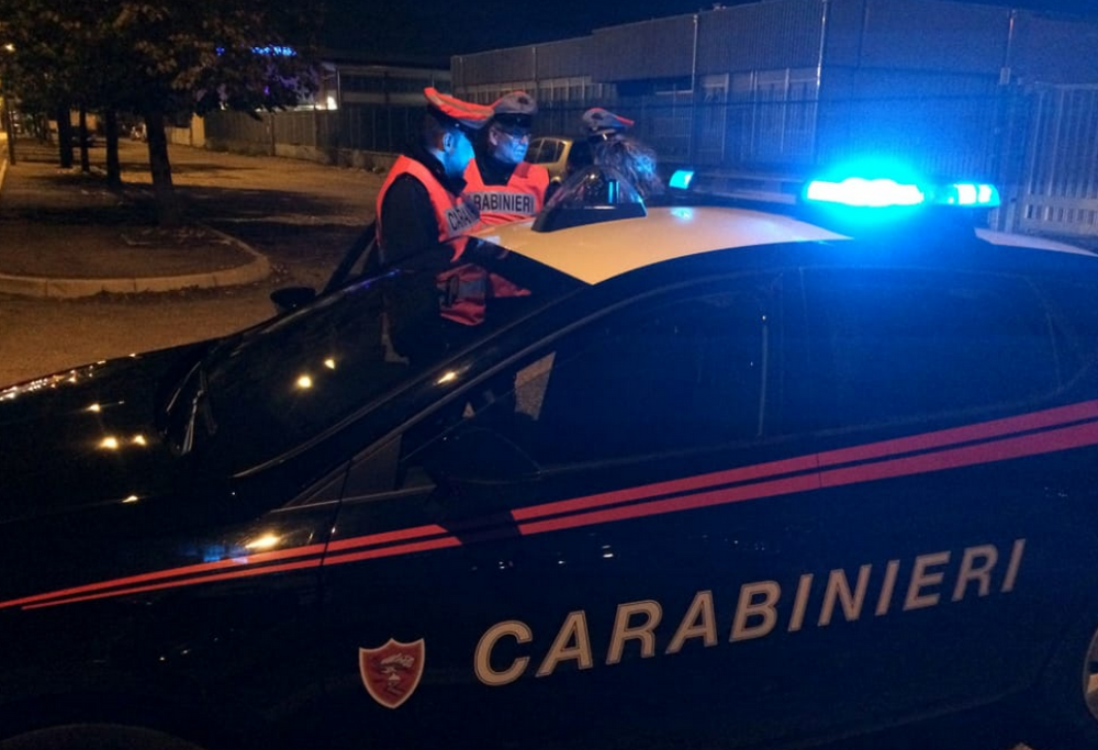 Lascia il figlio in macchina per ballare in discoteca. La scusa: "Ma il motore era accesso"