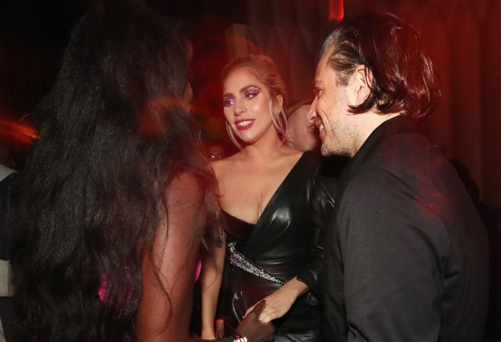 Lady Gaga, bacio romantico con Carino