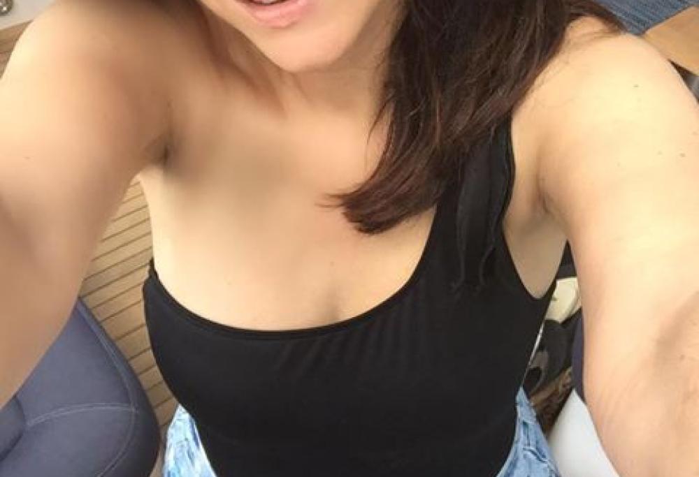 Laura Pausini non è incinta, ma la foto con cui smentisce è vecchia