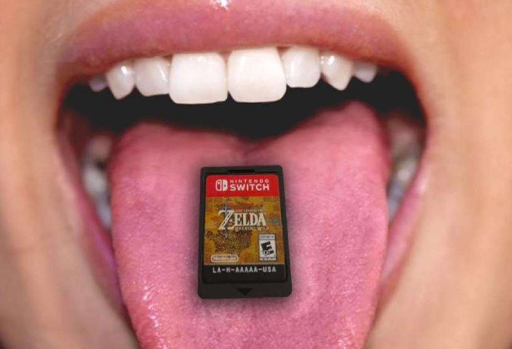 Leccare le cartucce dei videogiochi: ecco il nuovo folle trend dei giovanissimi