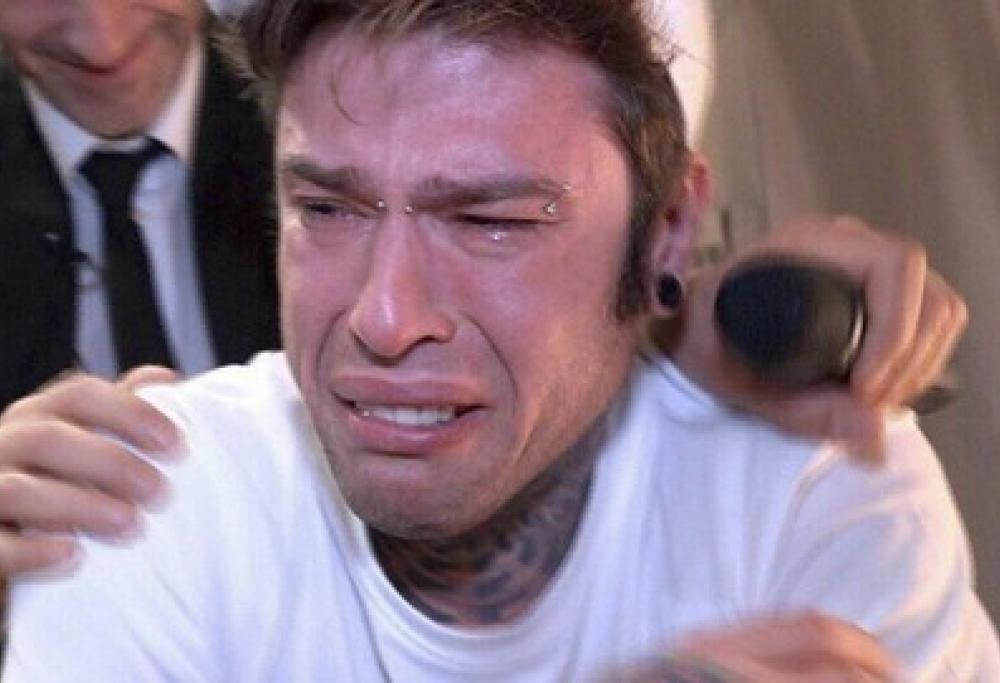 Scherzo di J-Ax e Le Iene a Fedez, il rapper scoppia in lacrime