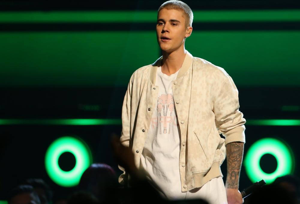 Una fan di Justin Bieber vuole un selfie con il suo idolo, lui la insulta