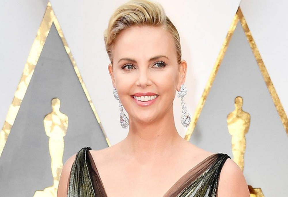 Charlize Theron: incidente sul set, rotti due denti