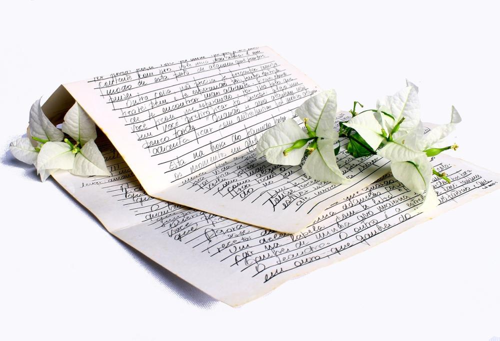Settimane a farle la corte con lettere d’amore, ma scopre di aver sbagliato persona