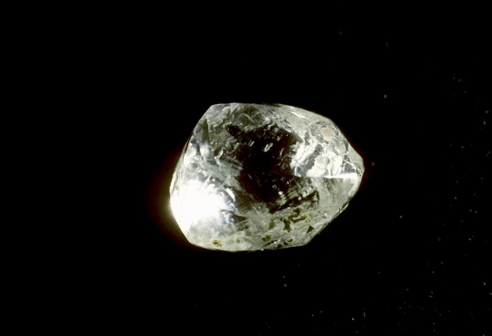Sierra Leone, parroco trova diamante da record e lo regala per aiutare il Governo