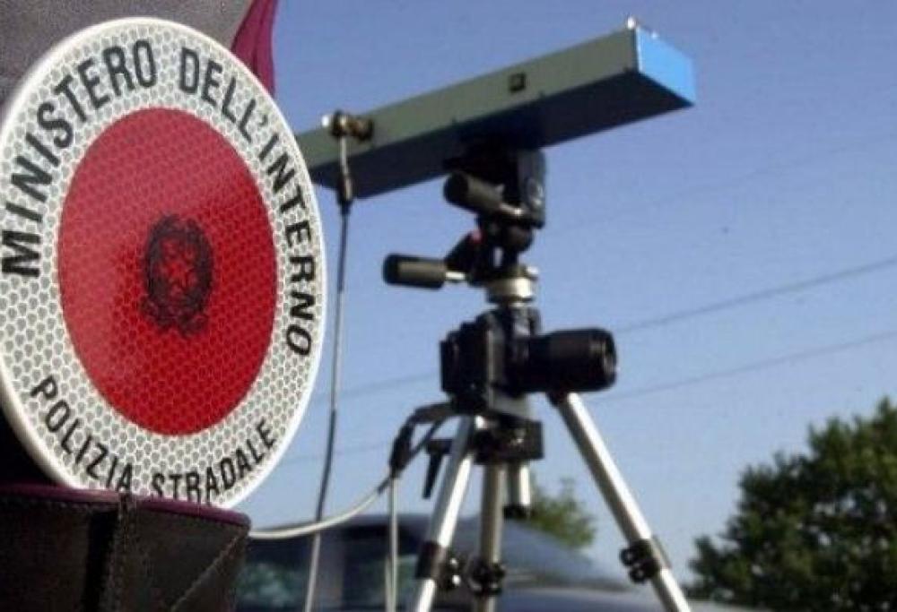 Attenzione alle multe: sulle strade arriva TruCam che monitora velocità, cinture e uso del cellulare