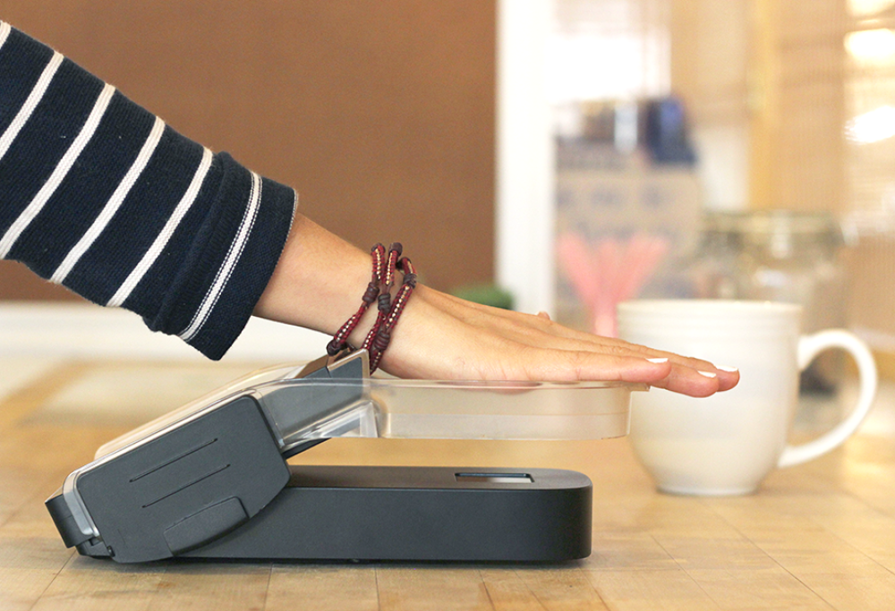 Pagamenti high tech, da oggi basta tendere la mano