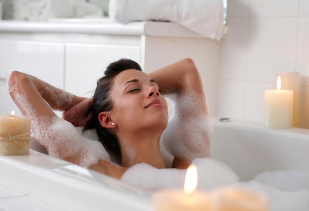Un bagno caldo nella vasca è salutare come un giro in bici, parola di scienza