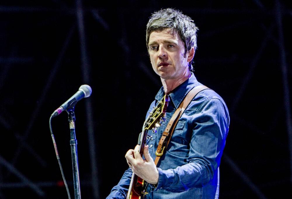 Noel Gallagher firma un paio di sneaker Adidas