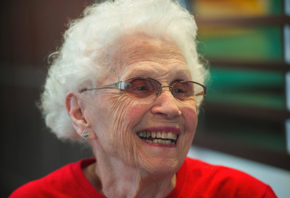 Lorraine, 94enne che lavora per McDonald's da 44 anni: una festa a sorpresa per celebrarla