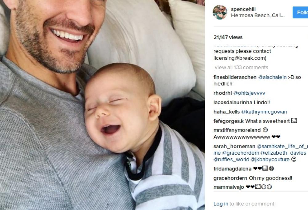 Il bambino ride nel sonno, il video è fantastico